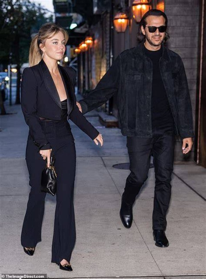 Everyone Thinks Sydney Sweeney Is Engaged To Boyfriend Jonathan Davino, How Rich Is He?r