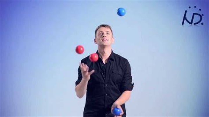How do contact juggling balls work