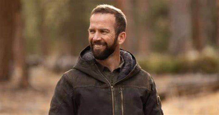 Is Lucas Black’s wife an actress? Why did Lucas Black quit?