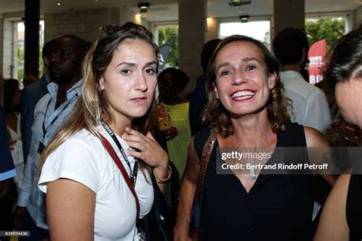 Jeanne Bonnaire-Hurt Age & Photos: How Old Is William Hurt Daughter?