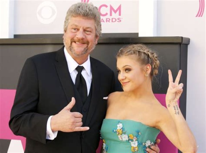 Kelsea Ballerini Age, Net Worth, Instagram, Songs, Dad, High School, Height