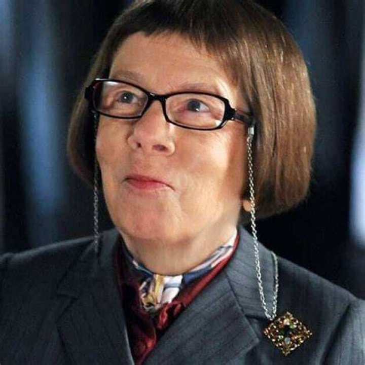 Linda Hunt – Bio, Net, Wife, is her retirement soon, where is she now