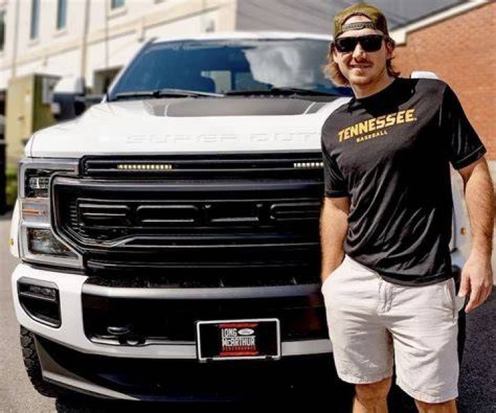 What kind of car does Morgan Wallen drive?