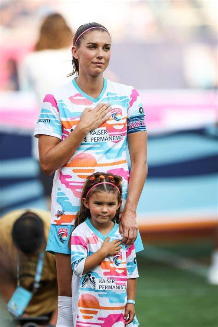 Who is Alex Morgan family? How old are Alex Morgan’s sisters?